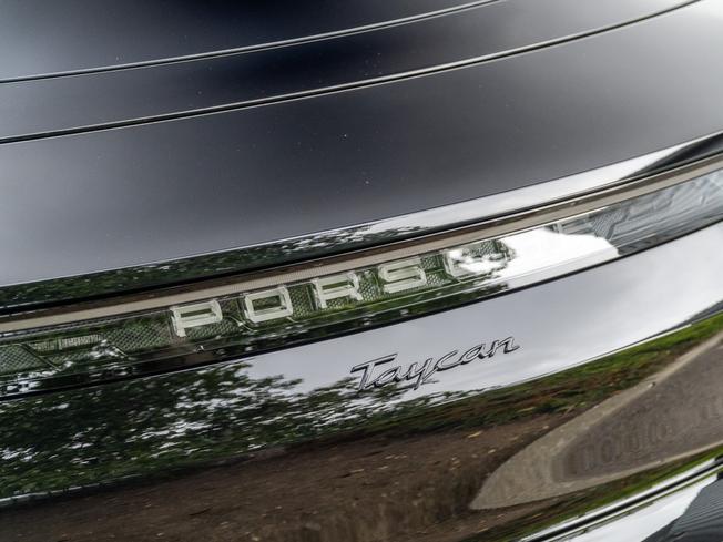 Porsche Taycan Photo 36