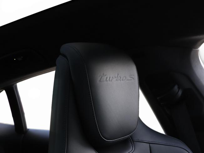 PORSCHE Taycan Photo 28