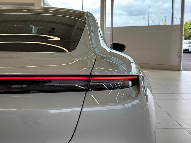 Porsche Taycan Photo 33