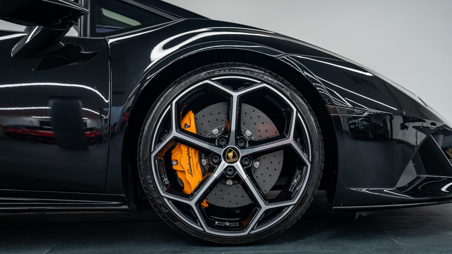 LAMBORGHINI Huracan Photo 3bd6d4fa-42bf-4fa6-8027-af0ae6aaf7a9.jpg