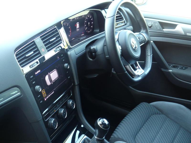 Volkswagen Golf Photo 3be1383d-cc91-4990-8b29-6e3938011a5c.jpg
