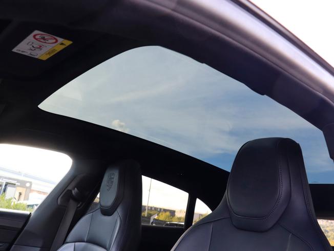 PORSCHE Taycan Photo 13