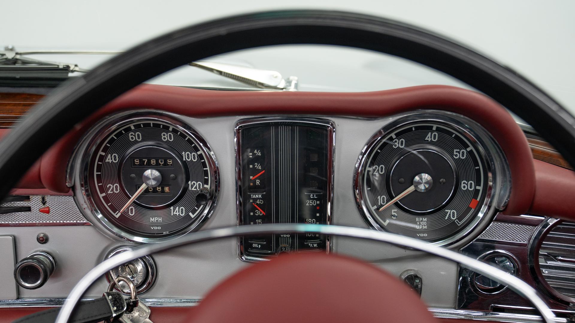 Mercedes-Benz 280 SL Photo 3c61a6e8-4d7b-4b7a-9234-98c23c672d33.jpg