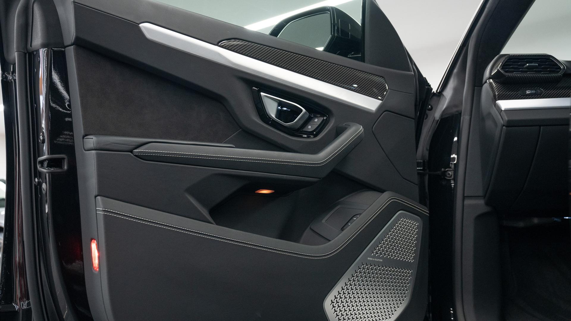 LAMBORGHINI Urus Photo 3d18878b-80cd-4985-ab4c-37f422fb4548.jpg