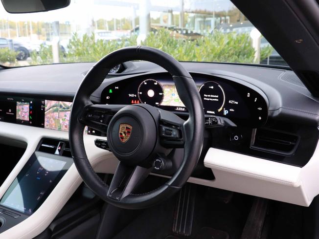 PORSCHE Taycan Photo 16