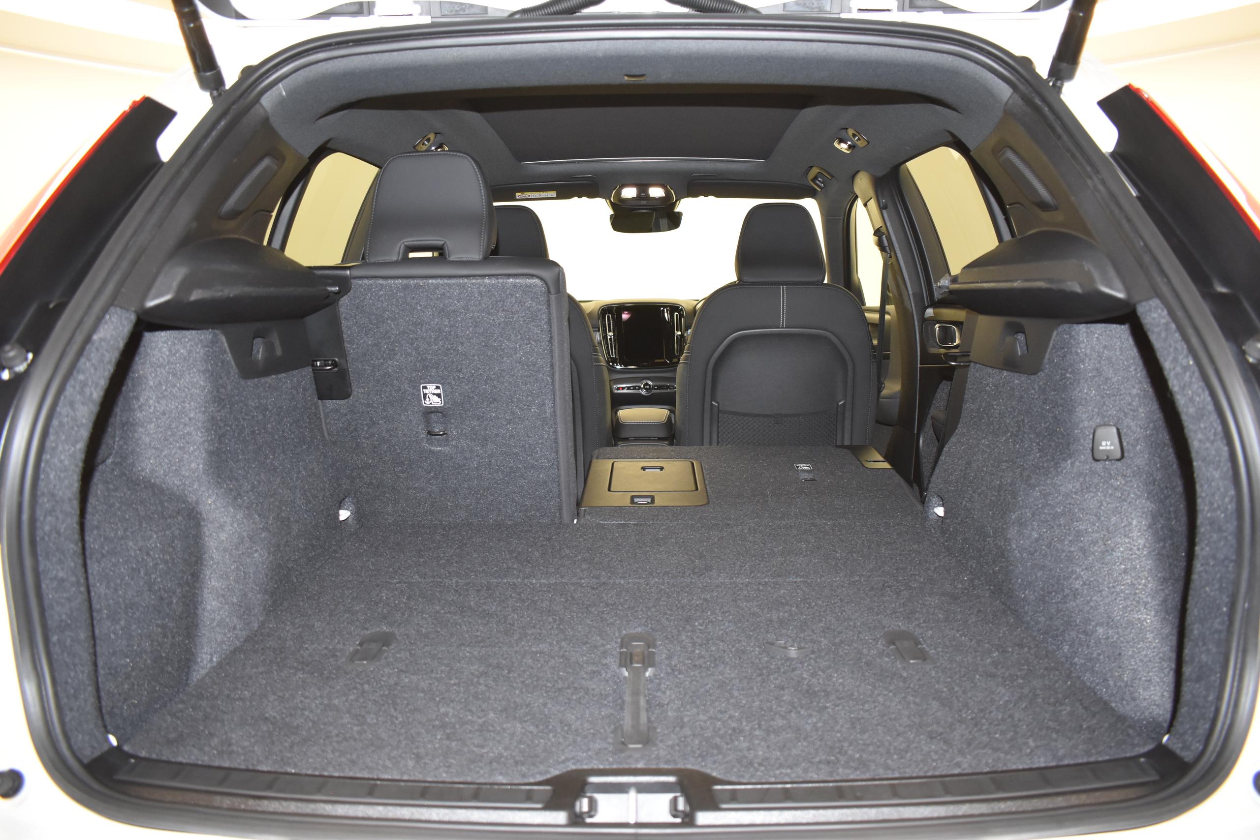 2023 VOLVO XC40 2.0 B4P Ultimate Dark 5dr Auto - vehicle photo 28 for sale on PureCar