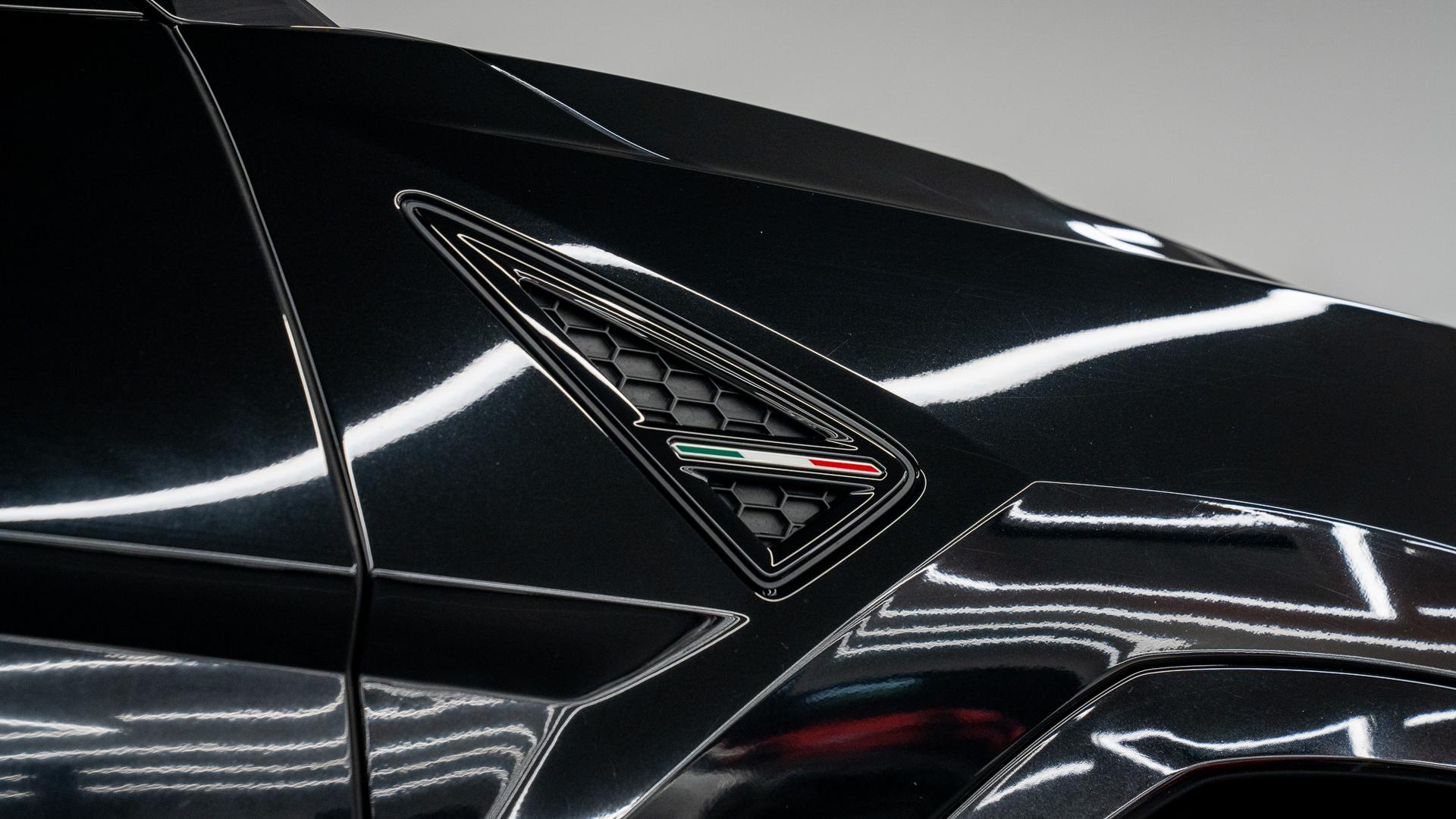 LAMBORGHINI Urus Photo 3db955c9-8afe-4df1-ba0e-7a6d9682e172.jpg