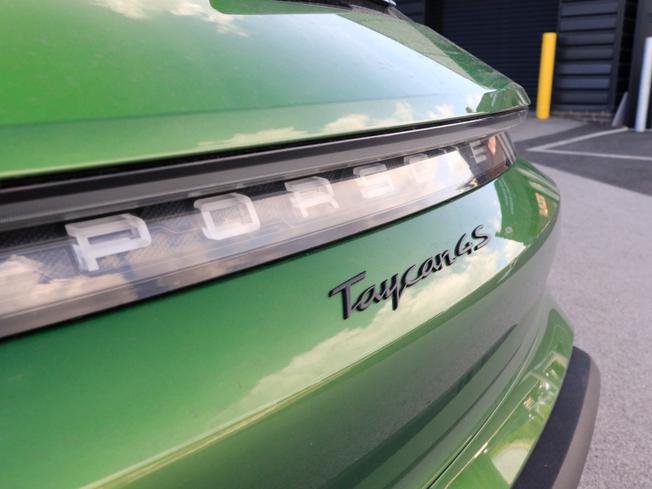 PORSCHE Taycan Photo 15