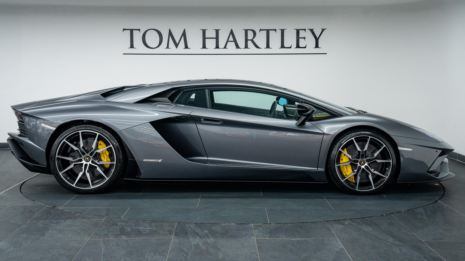 LAMBORGHINI Aventador Photo 3e24ed4c-00f1-46bc-b1e2-116c2c65b337.jpg