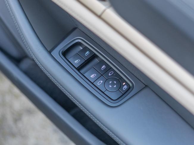 PORSCHE Taycan Photo 25