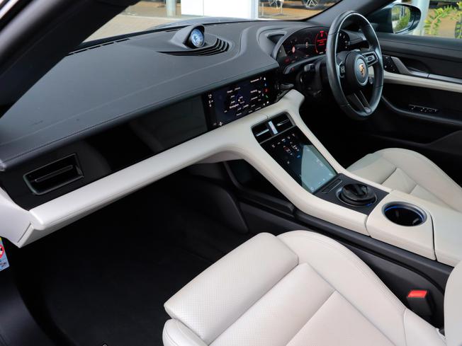 Porsche TAYCAN Photo 3