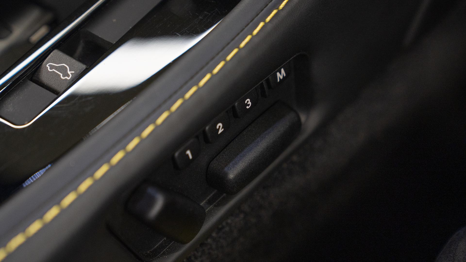 Aston Martin Vantage Photo 3ed52206-6a5d-45c2-b9be-0bbfeb353dc6.jpg