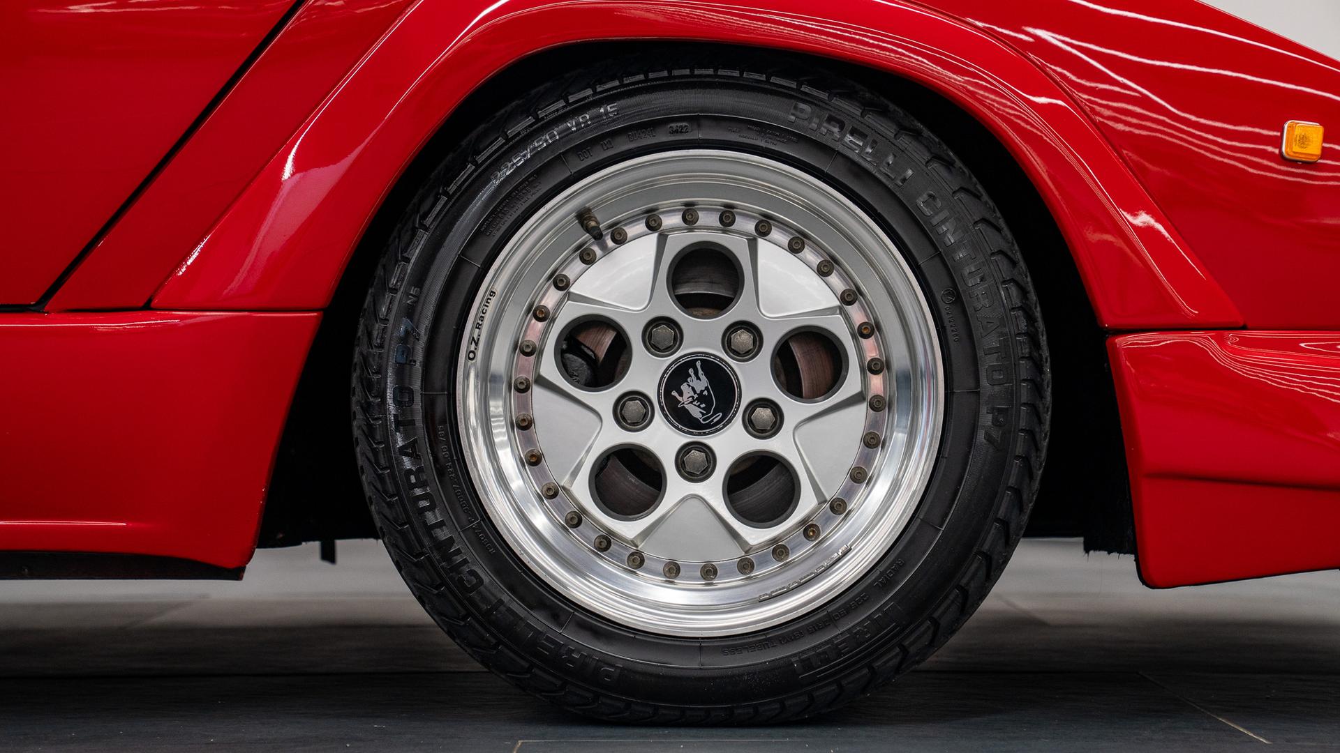 LAMBORGHINI Countach Photo 3f02d7c6-592f-43c7-812c-43f80a99ab5c.jpg