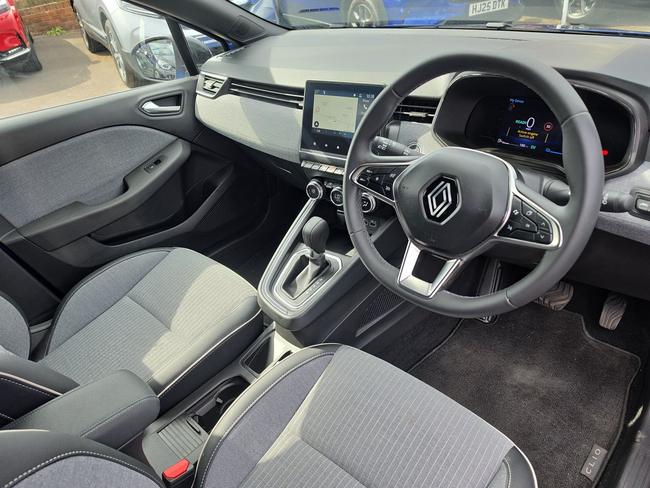 Renault Clio Photo 3f1ddb4e-186b-4a5a-a3d2-ef1391d63d5f.jpg