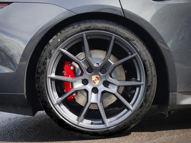 PORSCHE Taycan Photo 8