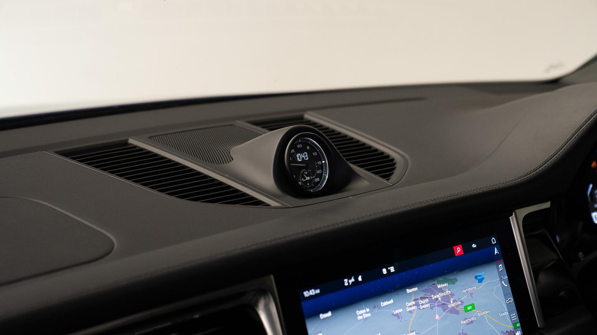 Porsche Macan Photo 3f95b904-d384-4189-a146-bc201639135f.jpg