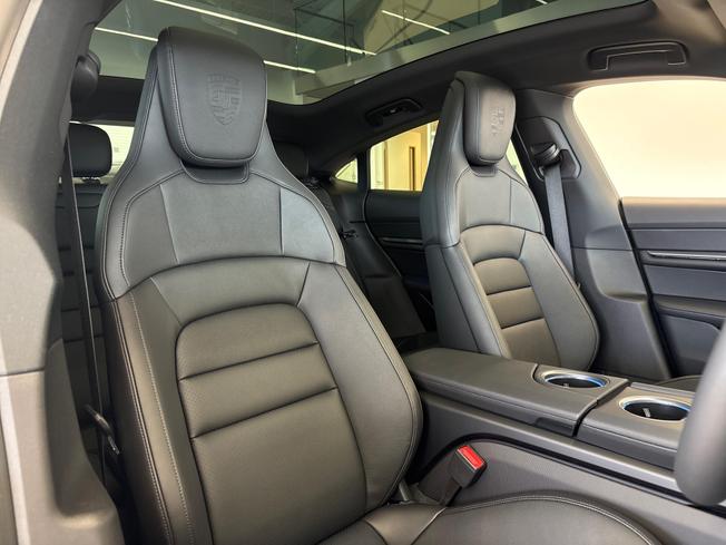 Porsche Taycan Photo 24