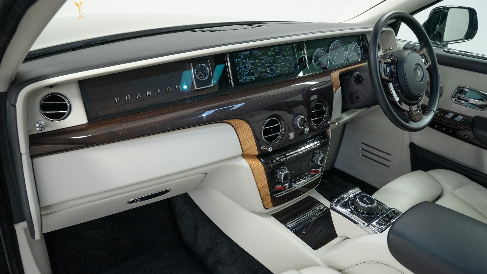 Rolls-Royce Phantom Photo 405b5d82-ddb8-4664-8b8d-326445f80633.jpg