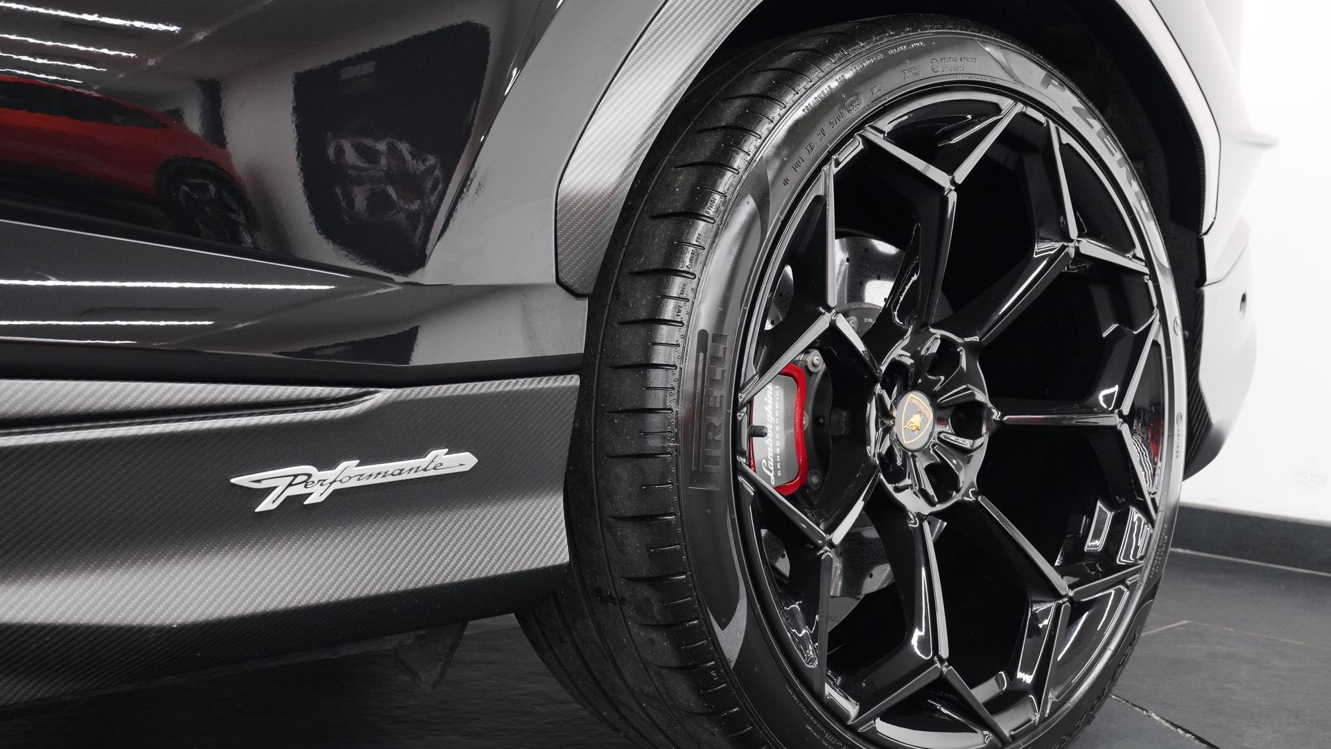 LAMBORGHINI Urus Photo 40a0e648-a12f-425d-8d1d-f4e5f28f9d16.jpg