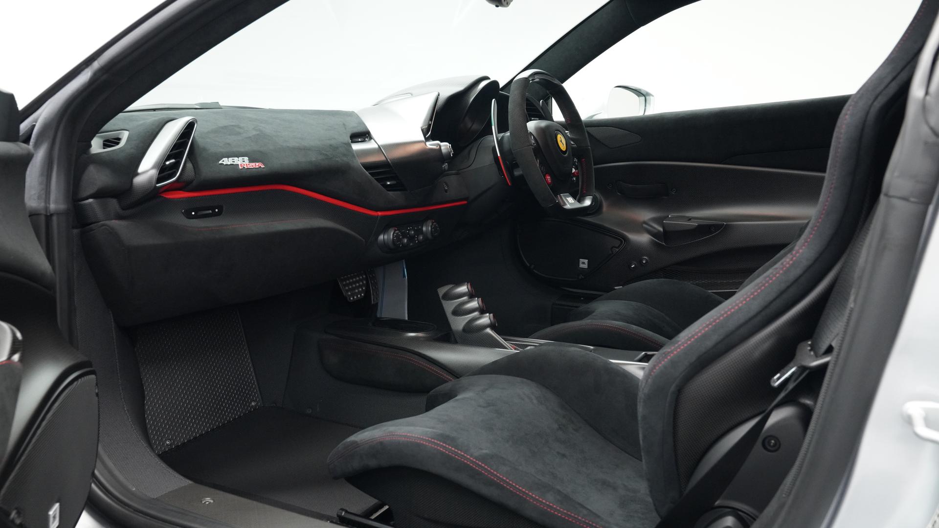 Ferrari 488 Pista Photo 40ac8043-1b4e-4d90-a9d2-19f948080364.jpg