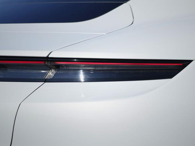 PORSCHE Taycan Photo 10