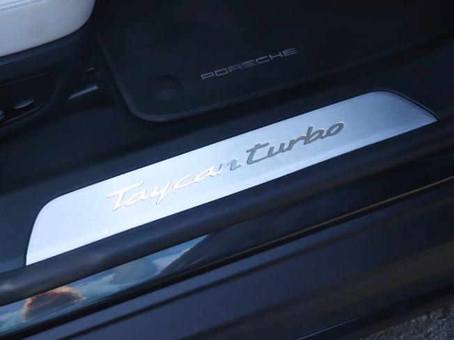 PORSCHE Taycan Photo 10