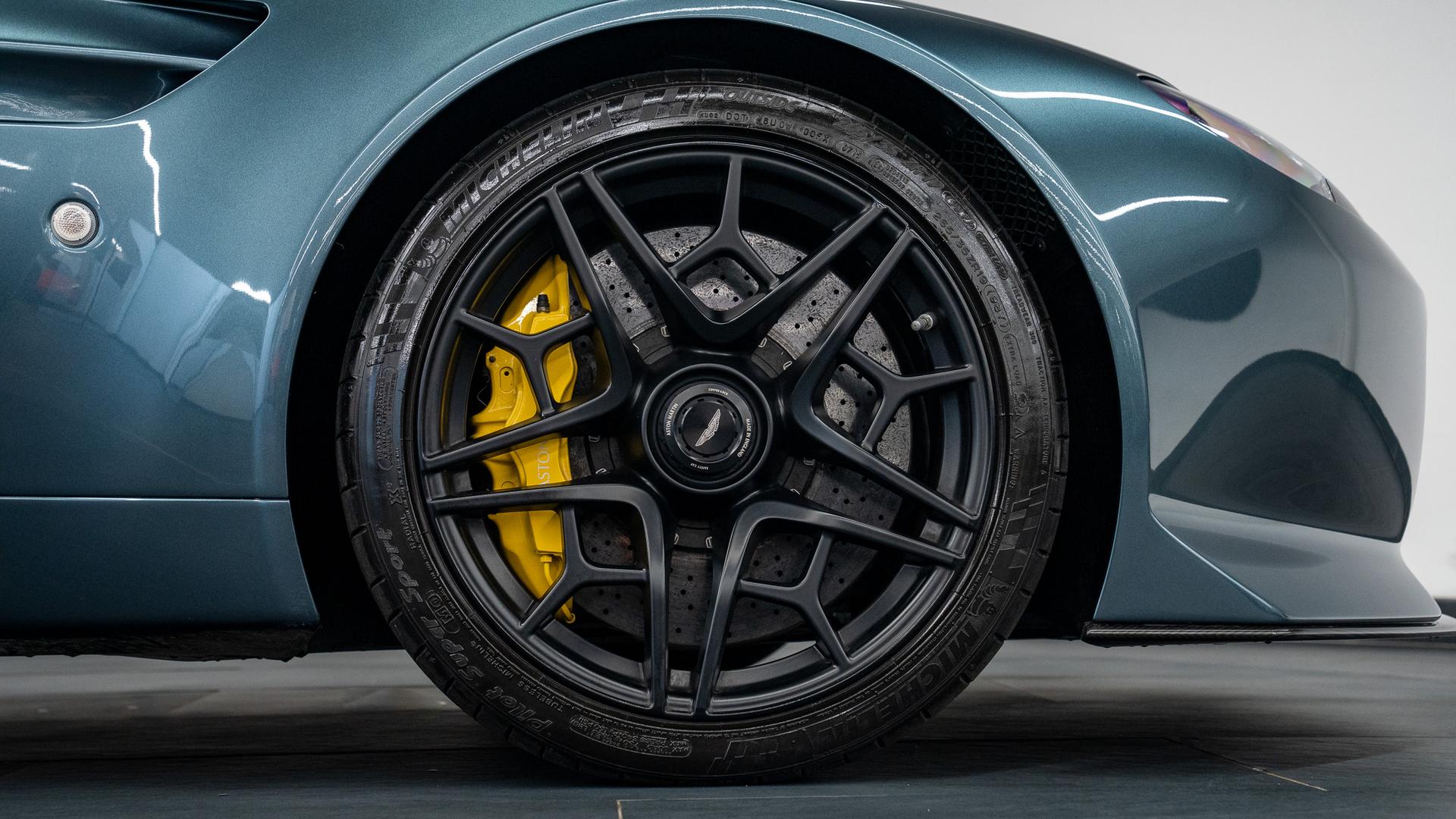 Aston Martin Vantage Photo 4175db17-8098-4768-a5ba-c214b91f71ac.jpg