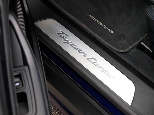 PORSCHE Taycan Photo 13