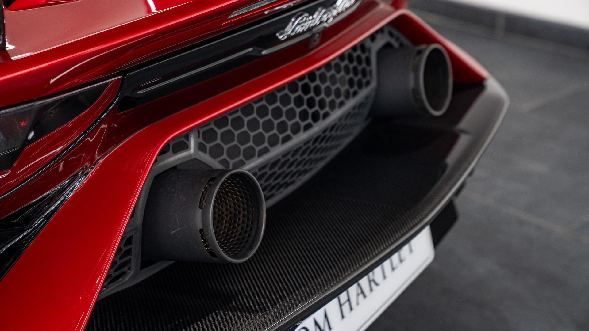 LAMBORGHINI Aventador Photo 41c0c2d9-3691-4852-b4ca-81193d22b457.jpg