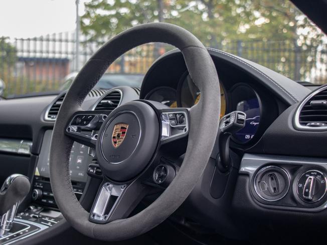 PORSCHE 718 Cayman Photo 8