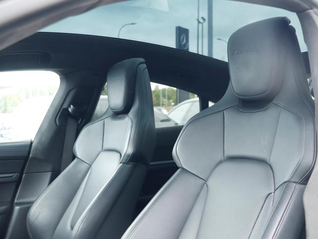 PORSCHE Taycan Photo 42