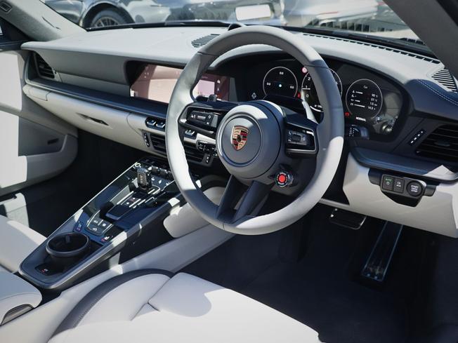 PORSCHE 911 Photo 21