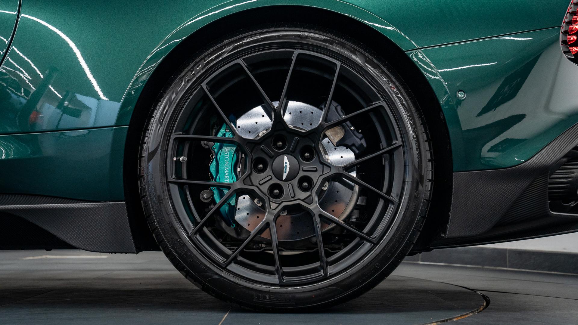 Aston Martin Vanquish Photo 426f8403-026e-4e42-b90f-99c7660fc4c9.jpg