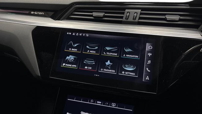 AUDI e-tron Photo 8