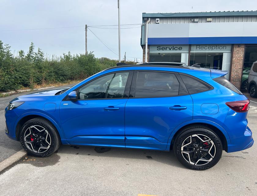 Ford Kuga Photo 42866839-5e63-4c37-91c6-b8d09008b037.jpg