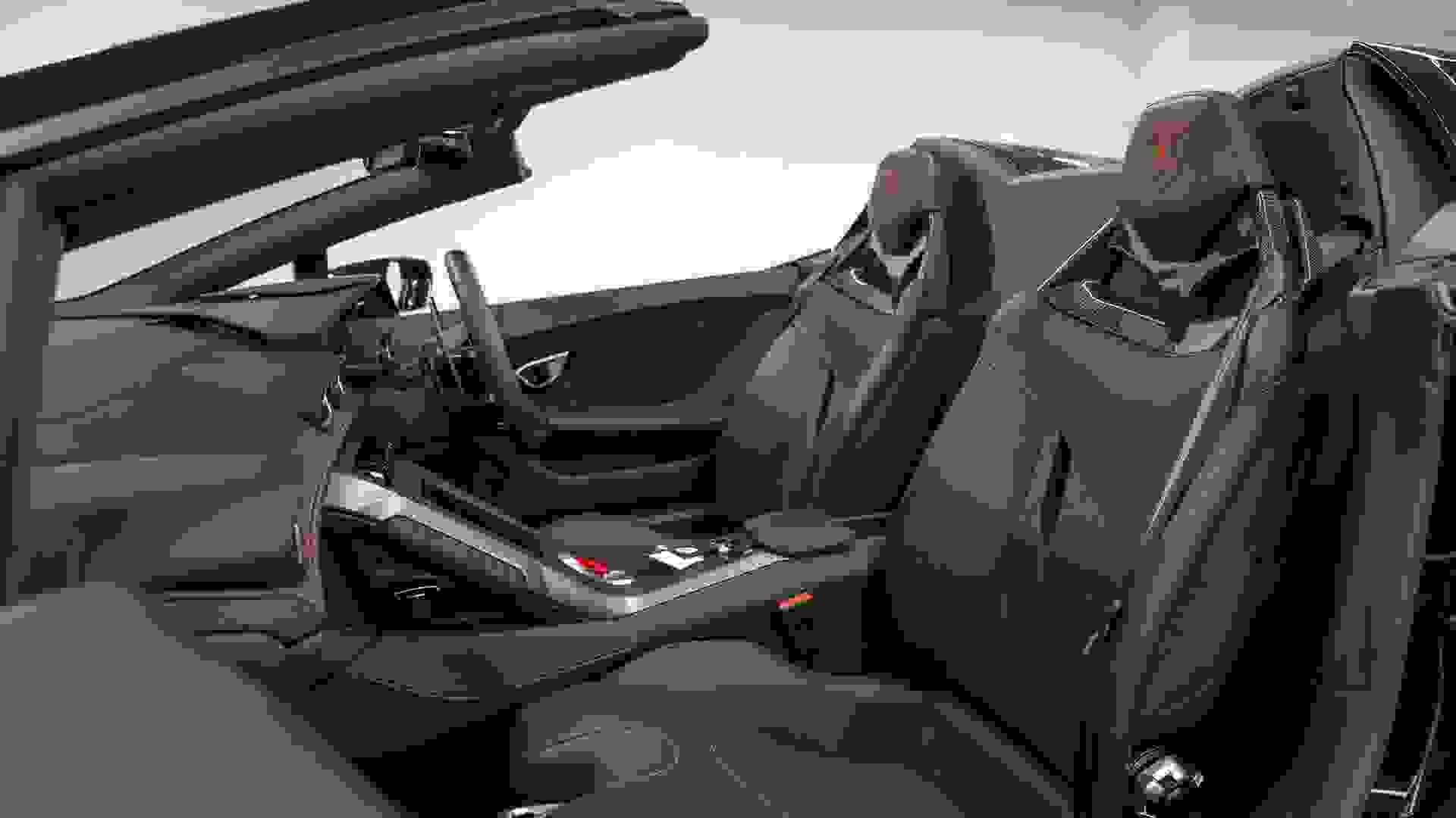 Lamborghini Huracan EVO Spyder Photo 42af8367-848c-436d-874f-ef5e6e195f62.jpg