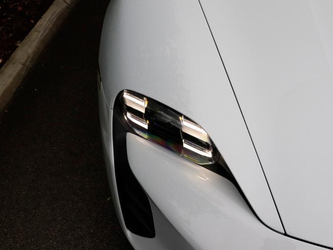 Porsche TAYCAN Photo 11