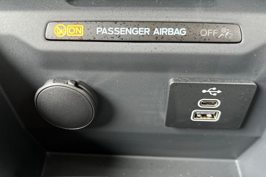 Ford TRANSIT COURIER Photo 4312107b-fe7f-4e54-8166-5ff13612c7a4.jpg
