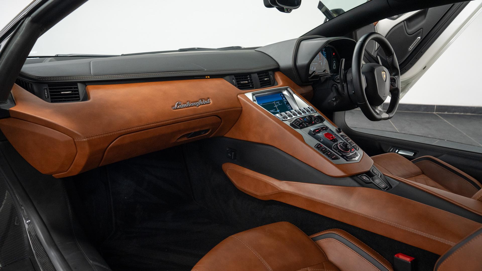 LAMBORGHINI Aventador Photo 4322aba8-e813-44e3-ad86-9fc8e2bd0c21.jpg