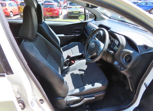 Used Toyota Yaris DF14XRT 17