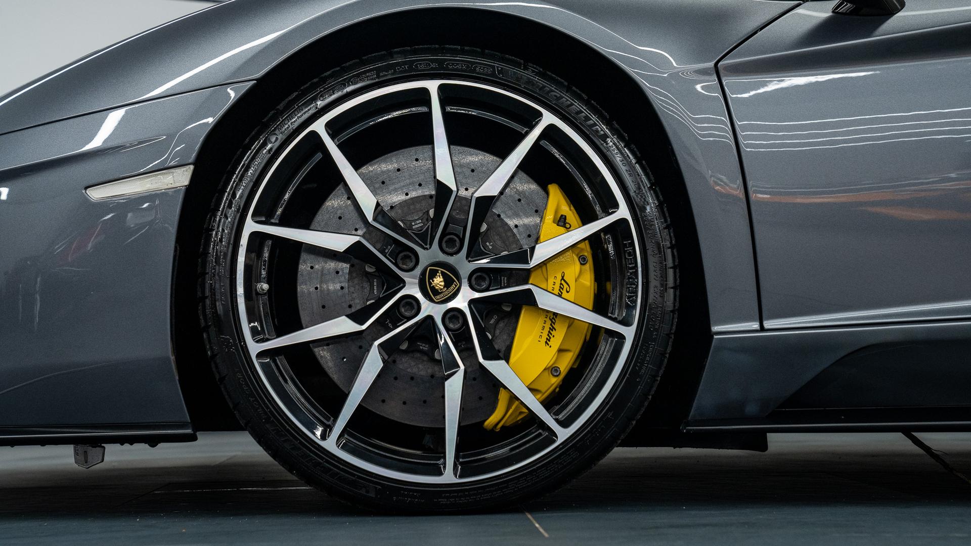LAMBORGHINI Aventador Photo 4348494f-9fde-4746-84a3-2d4f432d4523.jpg