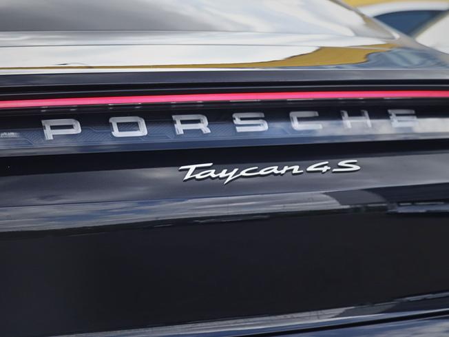 PORSCHE Taycan Photo 13