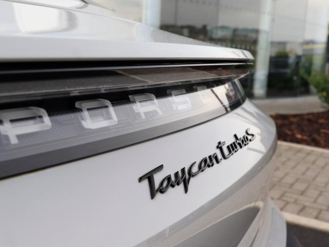 PORSCHE Taycan Photo 13