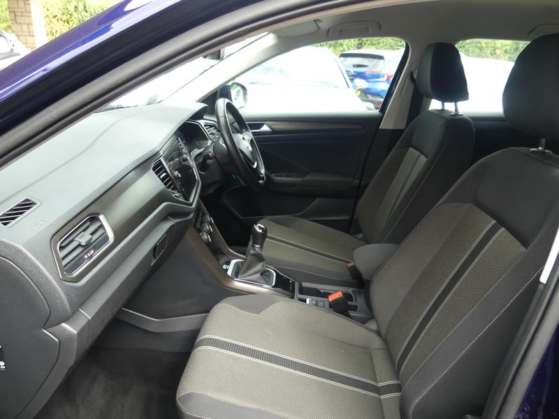 Volkswagen T-Roc Photo 43f5900b-f69e-468a-b889-f0251a37c2df.jpg