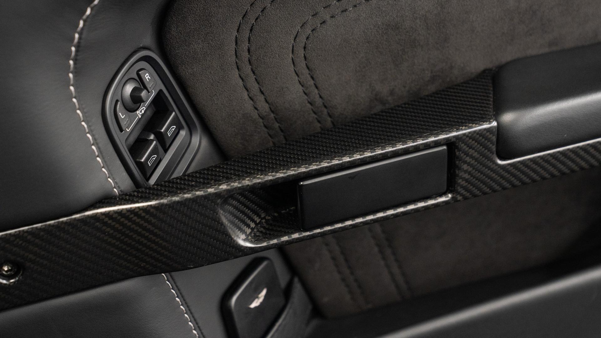 Aston Martin DBS Photo 440e1c15-5c66-4876-ad3b-3cba0270588d.jpg