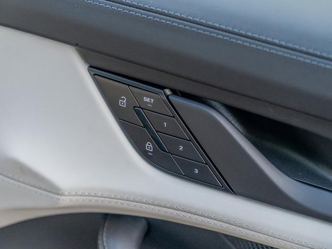 PORSCHE Taycan Photo 23
