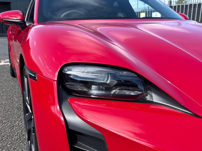 PORSCHE Taycan Photo 11