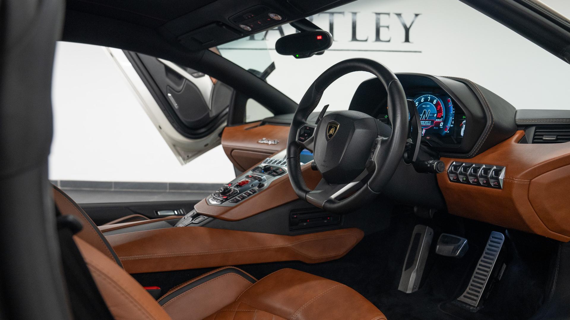 LAMBORGHINI Aventador Photo 44975b30-f29e-4fa1-a107-f79bb03914e1.jpg
