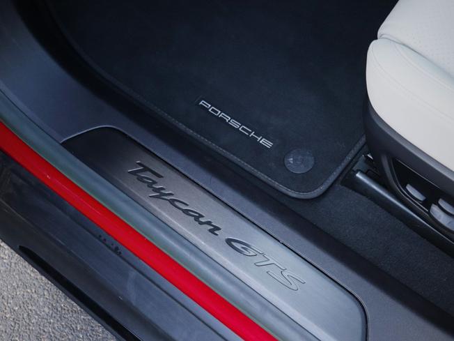 PORSCHE Taycan Photo 37