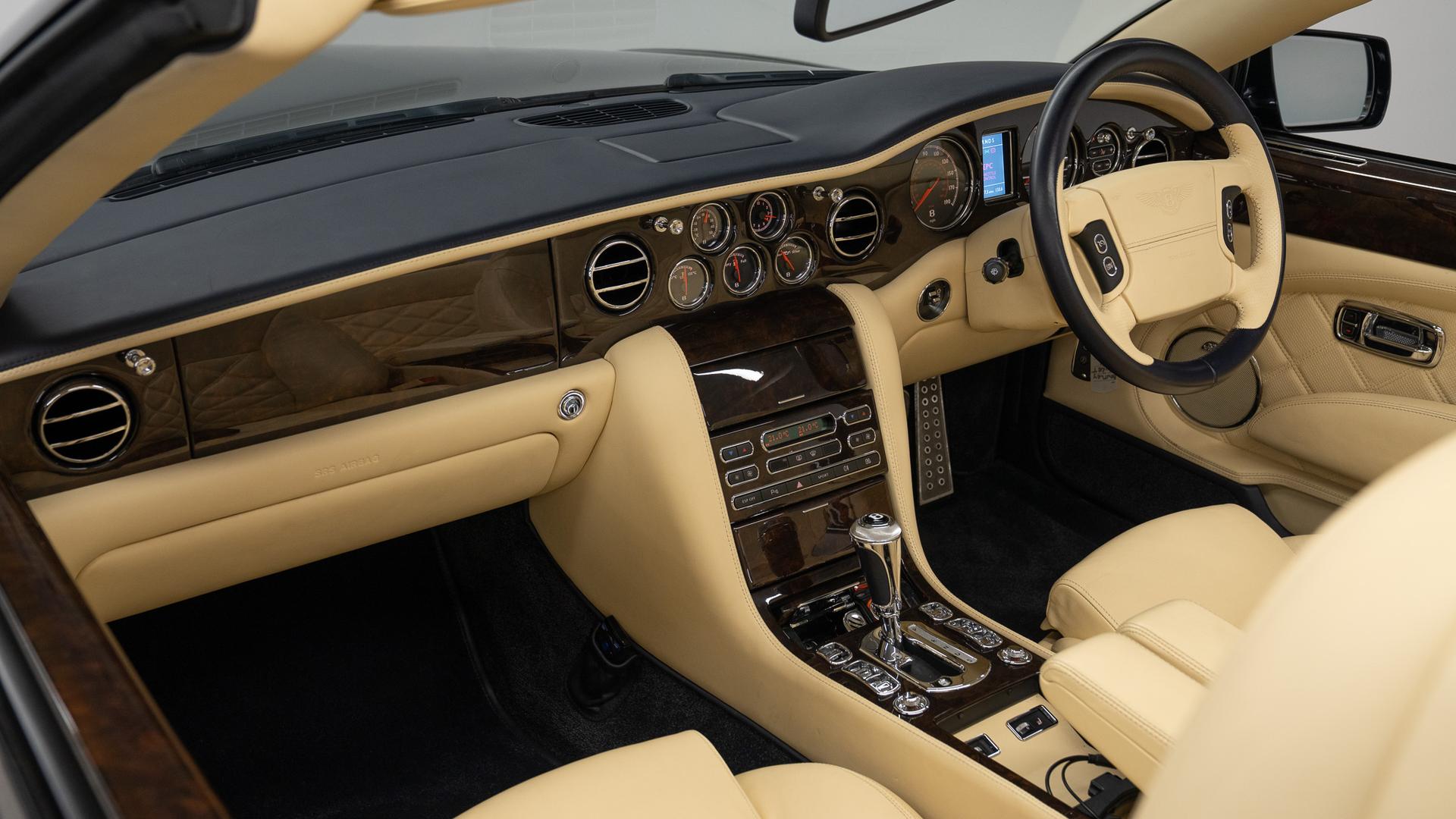 Bentley Azure Photo 453dfad2-535e-443a-b030-c8c8099bfbe8.jpg